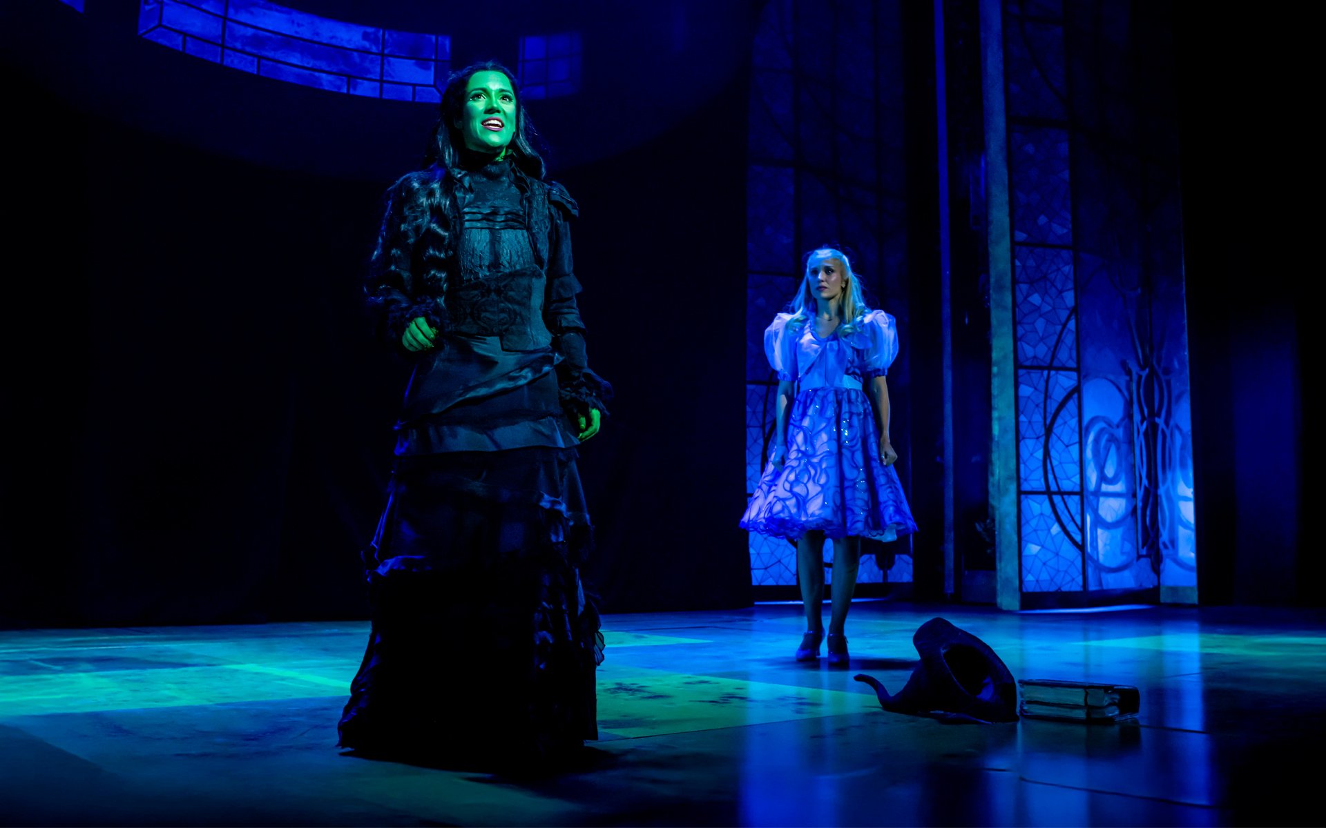 Wicked stage scene with two performers in Madrid theater.