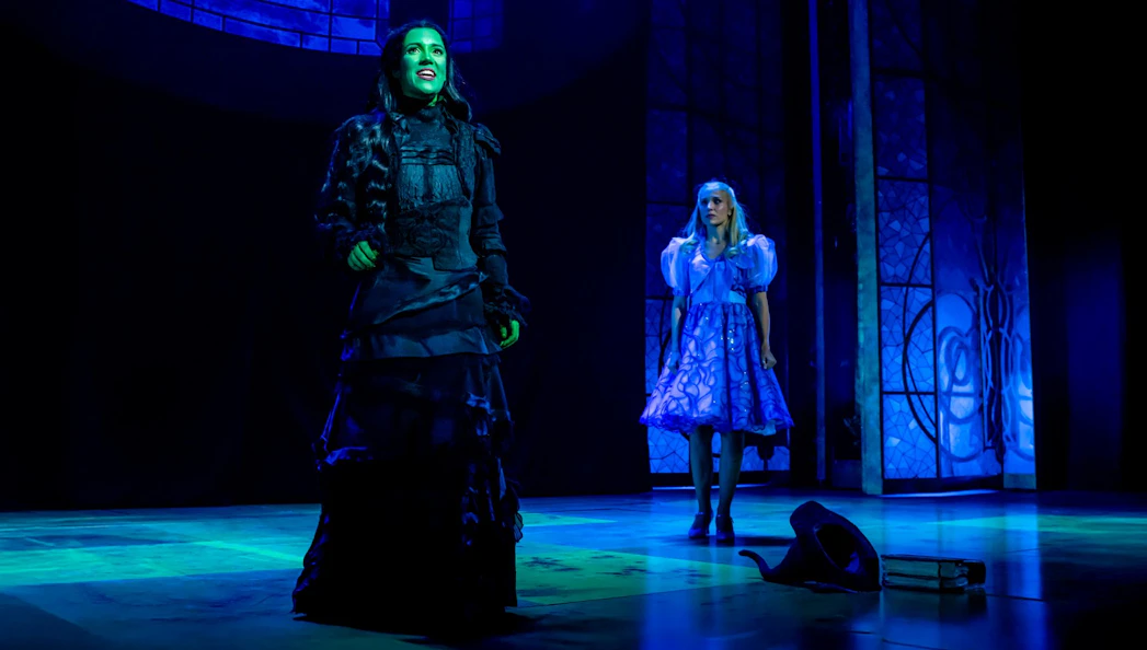 Wicked stage scene with two performers in Madrid theater.