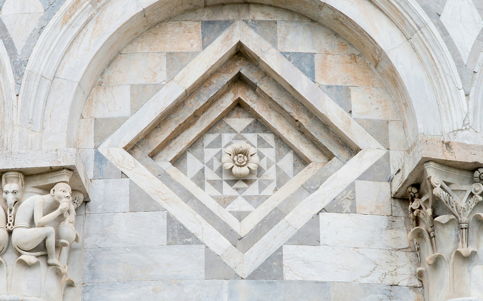 Leaning tower of pisa flower pendant