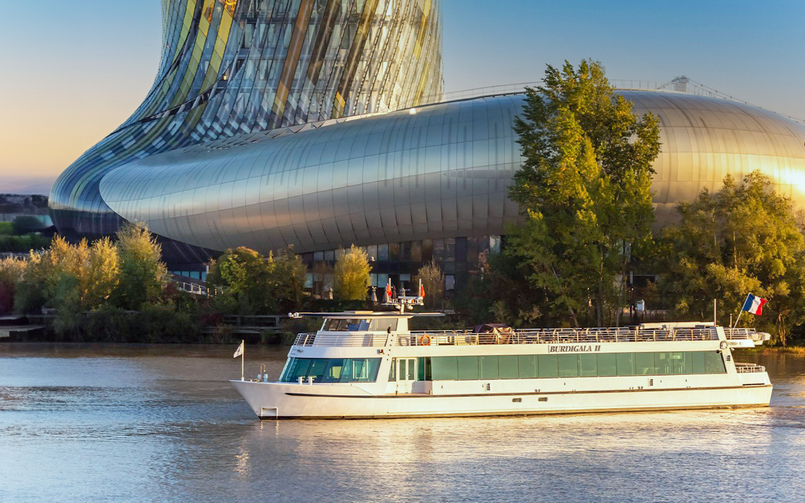 Bordeaux 1.5-Hour Guided Cruise with Wine & Canéle