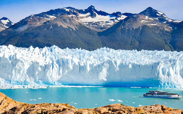 Glaciar Perito Moreno with boat tour on turquoise water, Patagonia, Argentina.