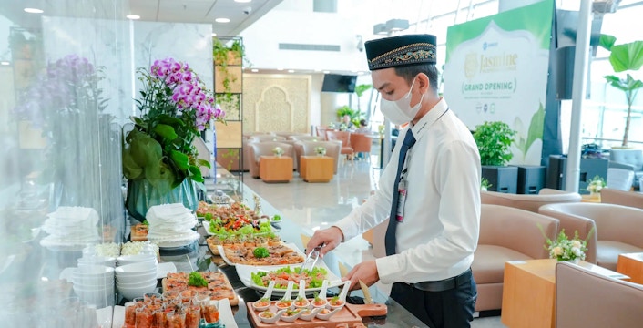 Server preparing buffet at Jasmine Halal Lounge, Terminal 2, Tan Son Nhat International Airport.