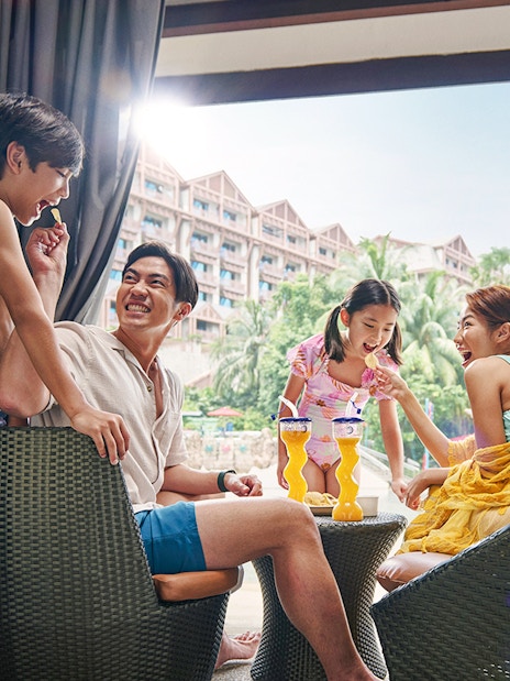 Guests enjoying drinks and snacks at Adventure Cove Waterpark™ cabana.