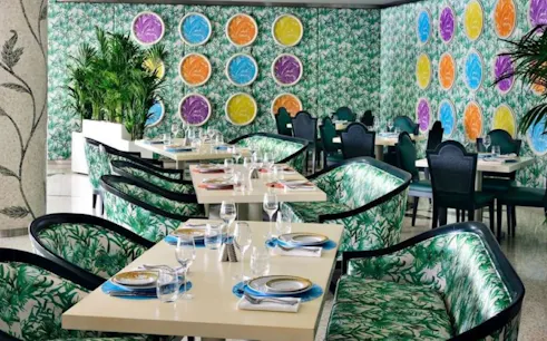 dîner-buffet au giardino : buffet international avec des stations de cuisine en direct dans un décor versace sur le thème de la jungle et sur la terrasse extérieure-1
