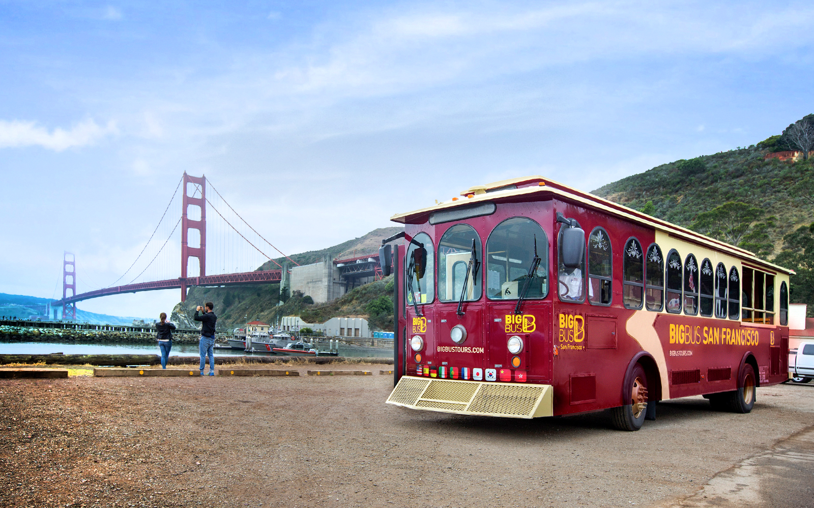 HOHO bus at Golden bridge, San Francisco