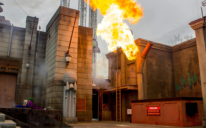 Gotham City Stunt Show with fire effects at Parque Warner.