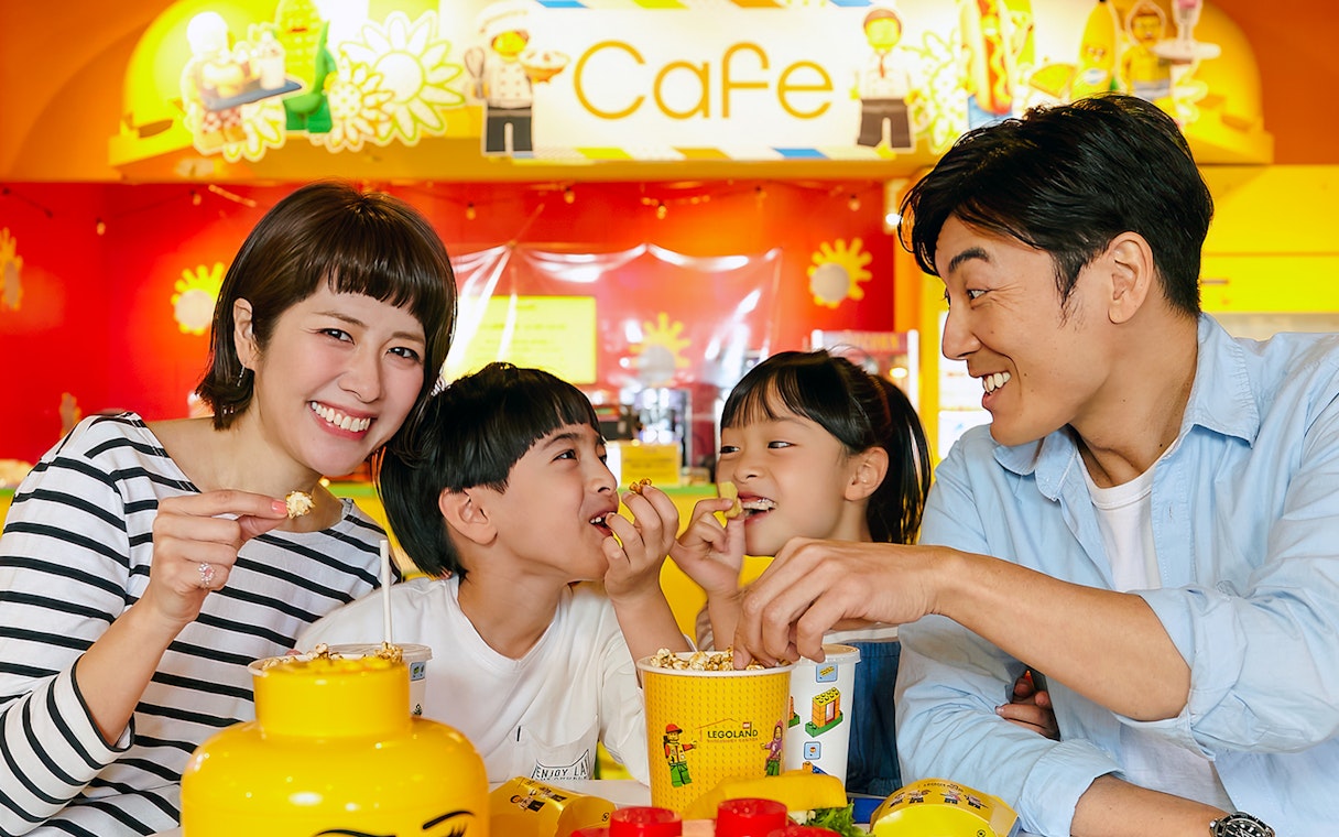 Family enjoying snacks at LEGOLAND Discovery Center Osaka cafe.