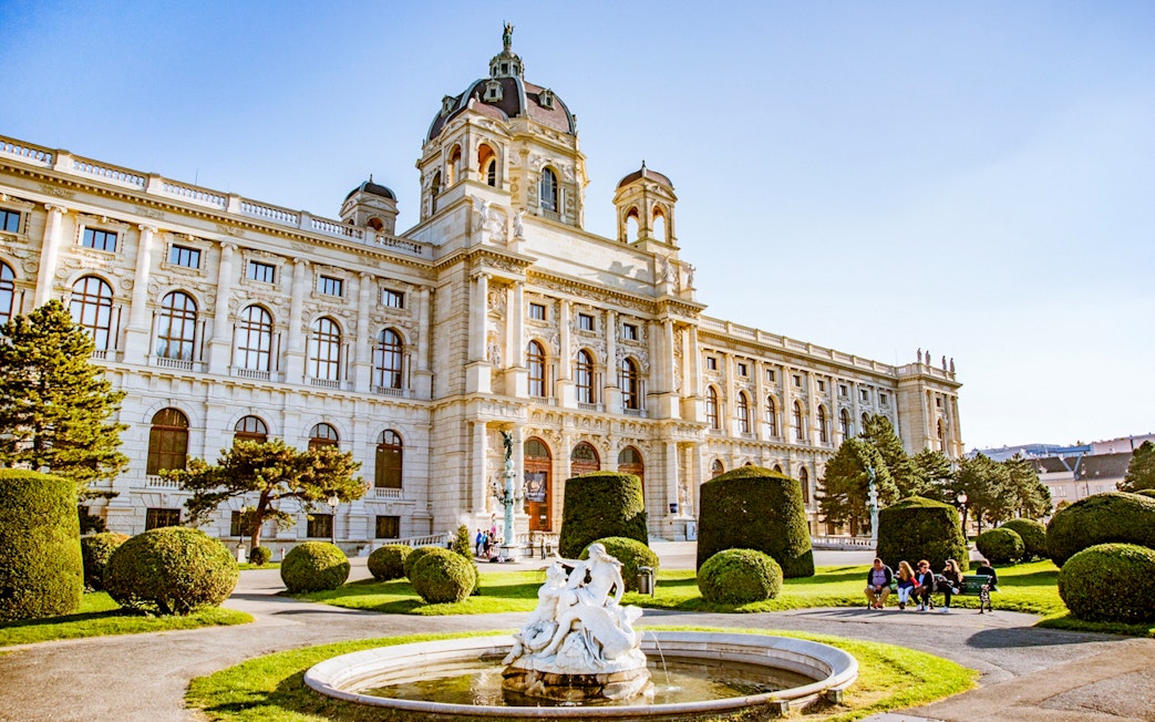Kunsthistorisches Museum Vienna exterior with garden and fountain in foreground.