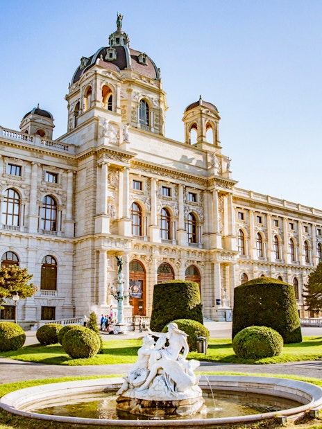 Kunsthistorisches Museum Vienna exterior with garden and fountain in foreground.