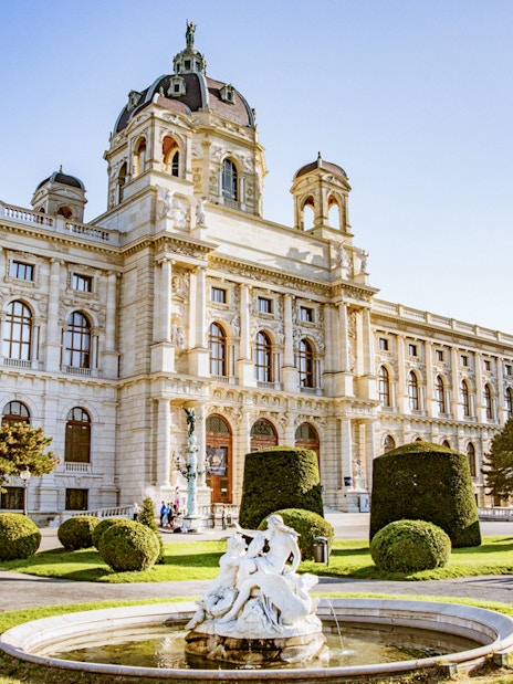 Kunsthistorisches Museum Vienna exterior with garden and fountain in foreground.
