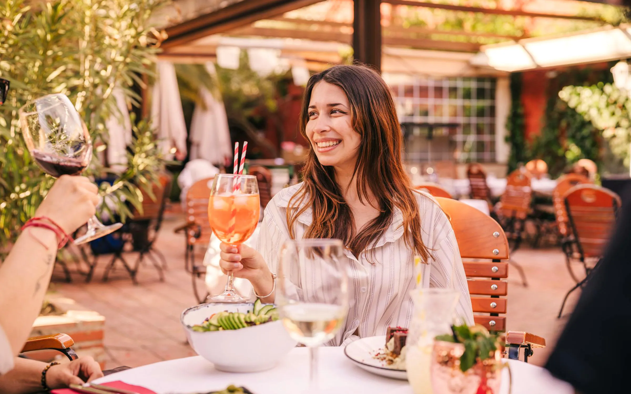 Guests enjoying drinks and dining at Tablao Jardines de Zoraya patio.