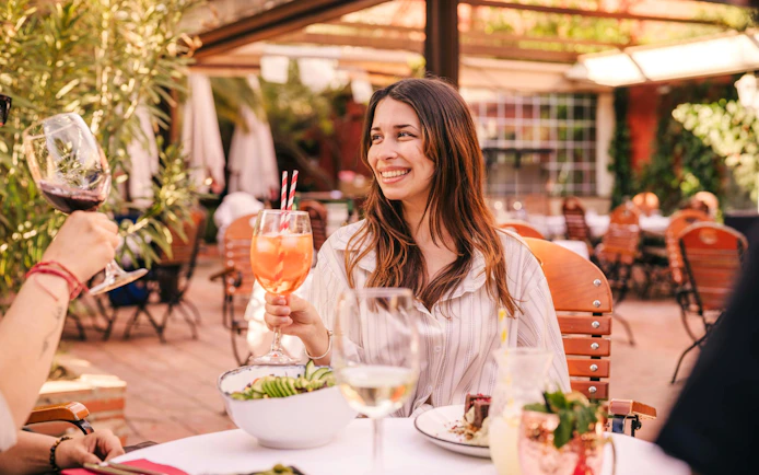 Guests enjoying drinks and dining at Tablao Jardines de Zoraya patio.