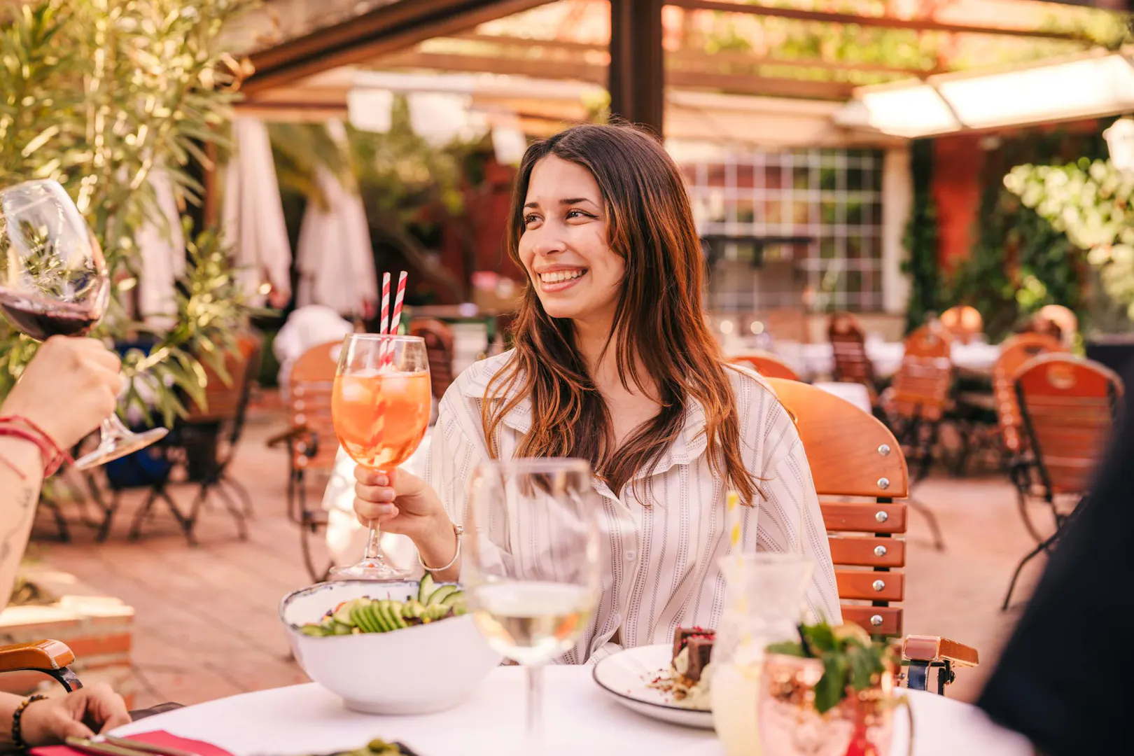 Guests enjoying drinks and dining at Tablao Jardines de Zoraya patio.
