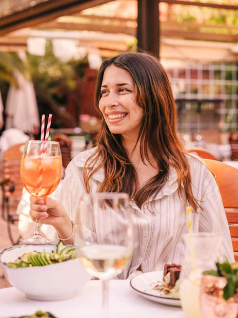Guests enjoying drinks and dining at Tablao Jardines de Zoraya patio.