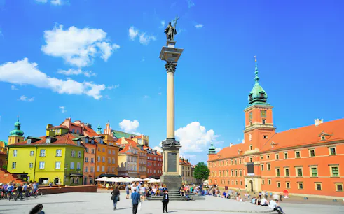 Castle Square in Warsaw with Sigismund's Column and colorful historic buildings.