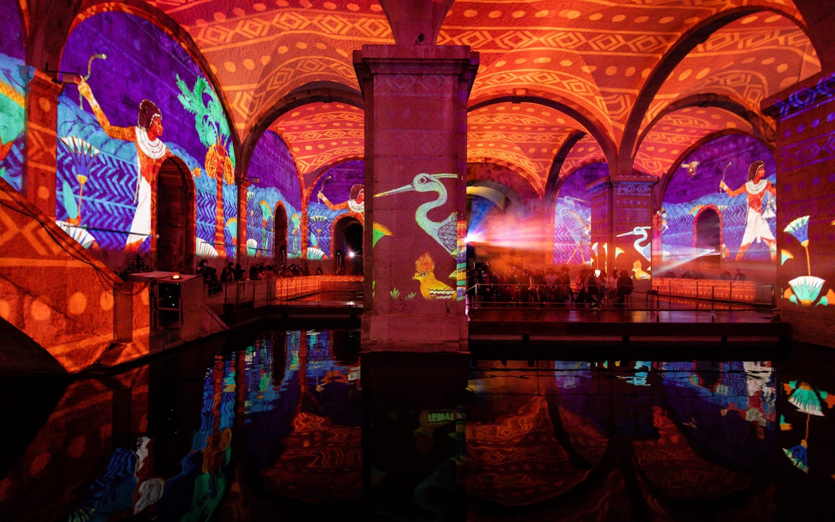 Visitors at Immersivus Gallery Lisbon enjoying light and sound show featuring Michelangelo and Da Vinci.