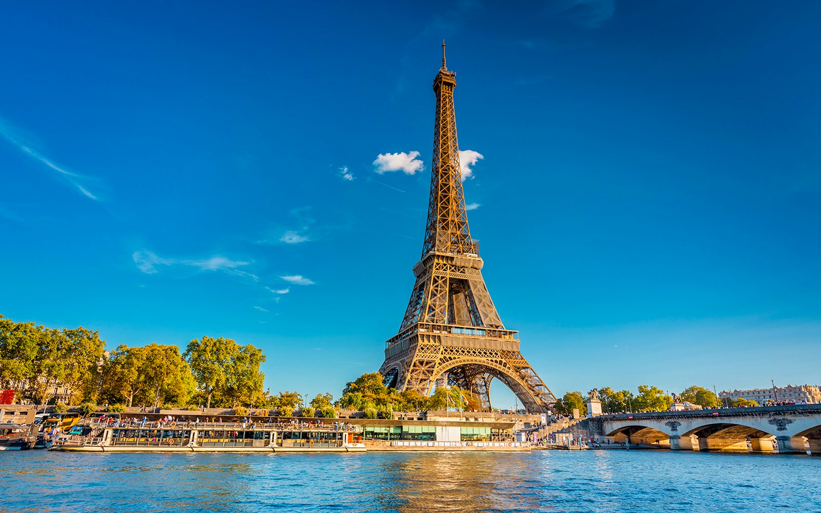 vista de la torre Eiffel desde un crucero en el Sena