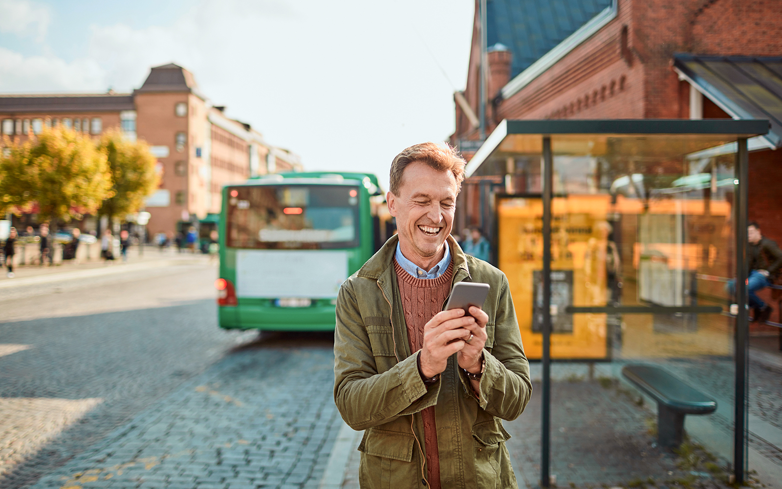 Persona utilizando una aplicación de navegación en un autobús turístico.