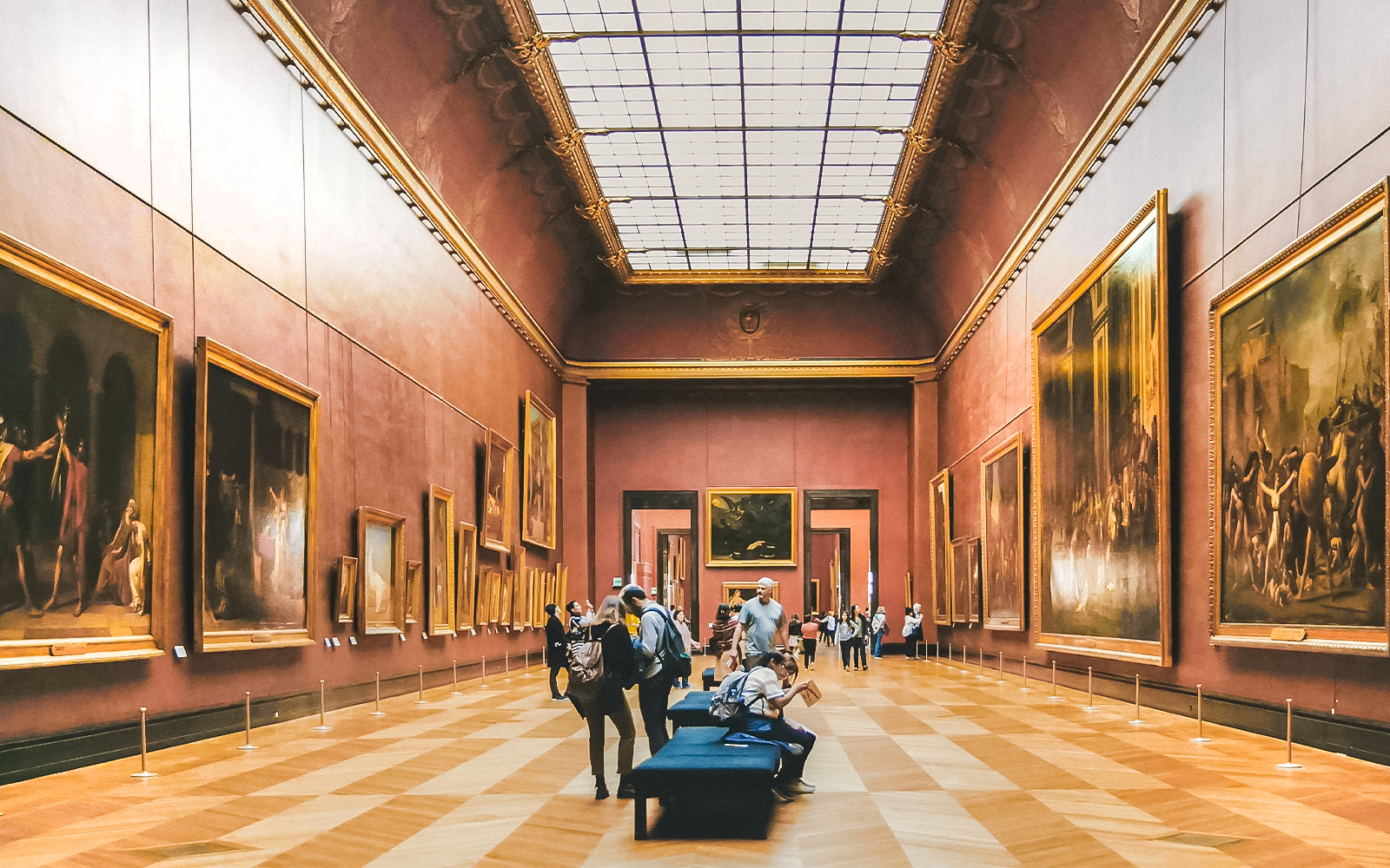 Tour en grupo por el Ala Denon del Museo del Louvre de París, con obras de arte y esculturas emblemáticas.