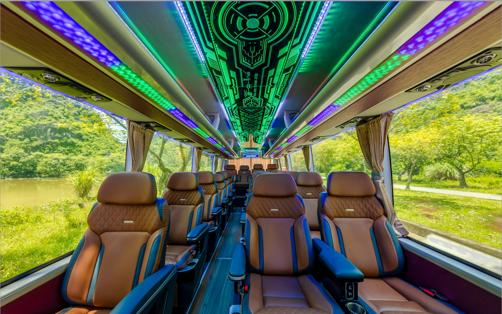 Noi Bai Airport Arrival Meet & Greet and Immigration Fast-Track with Private Transfer to Hanoi City Center Image 3