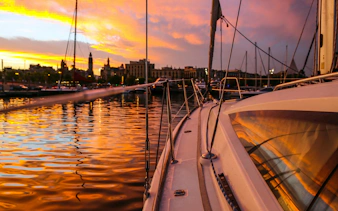 crucero al atardecer en velero en grupo pequeño con bebidas y tapas-4