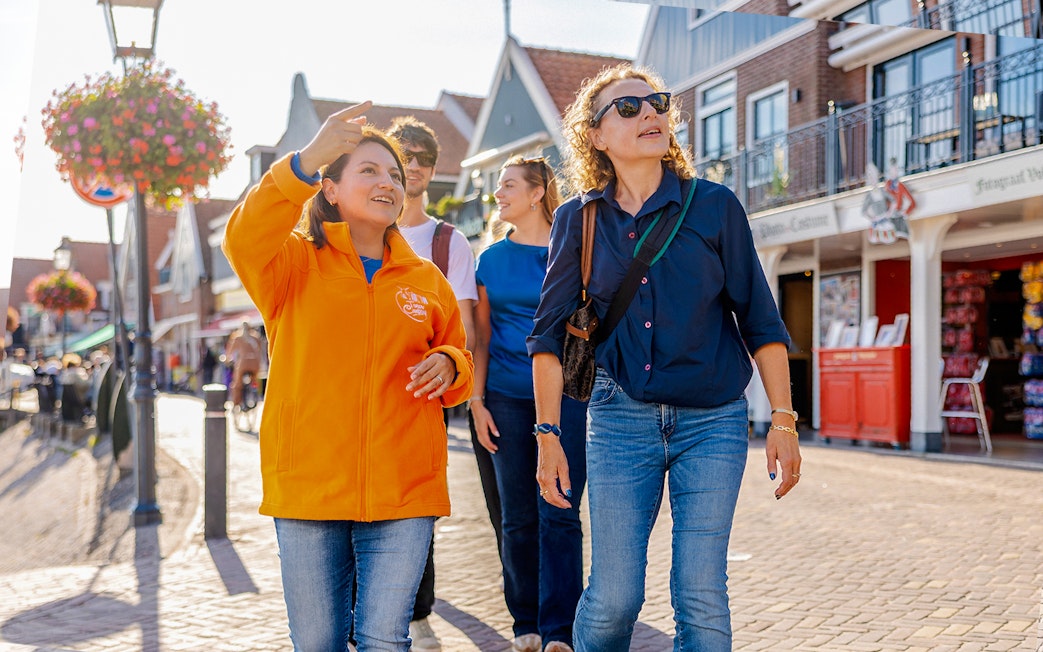 Guests exploring Volendam during the Zaanse Schans Tour.