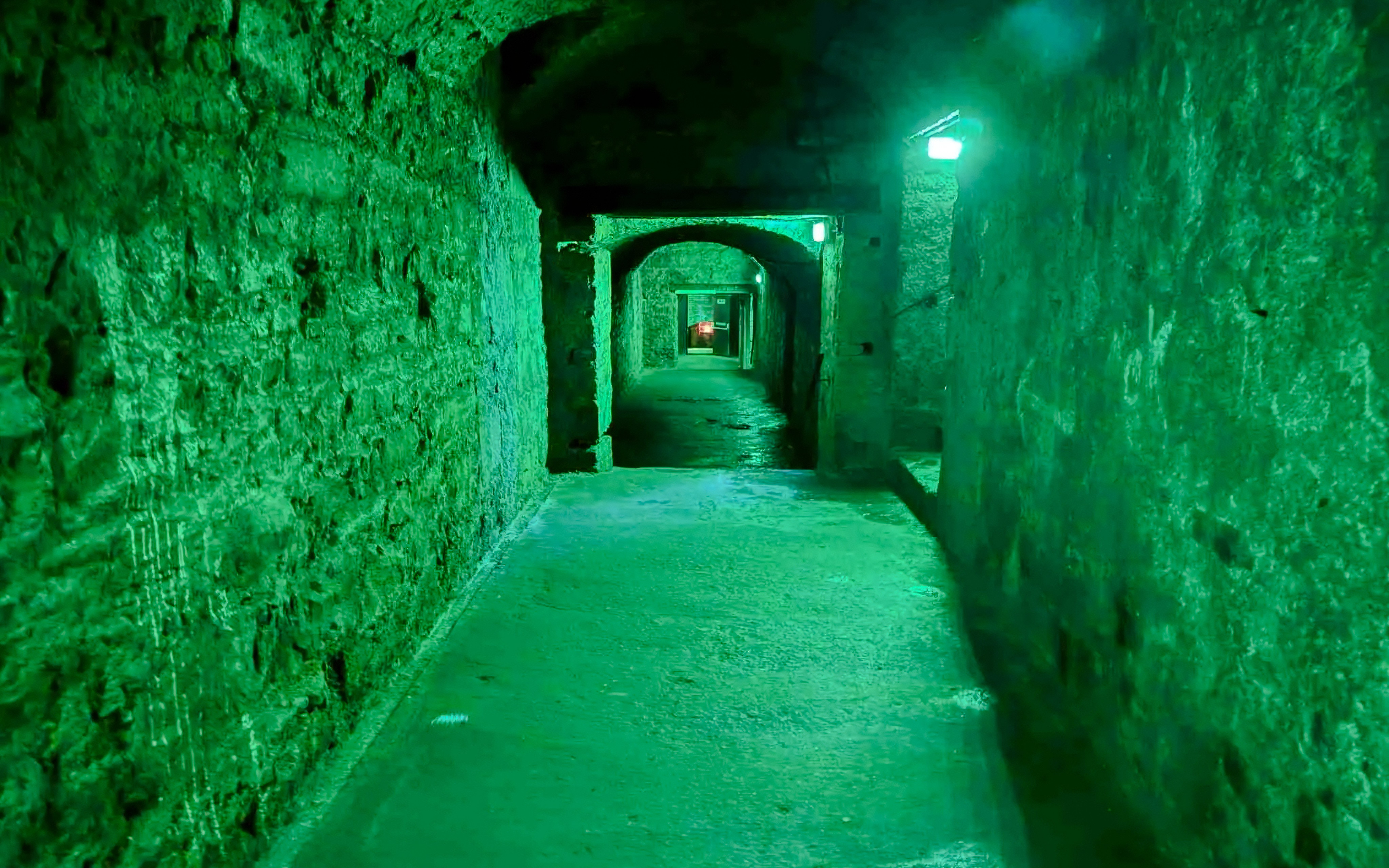 Underground passage in Niddry Street vaults, Edinburgh, with stone walls and arched ceilings.