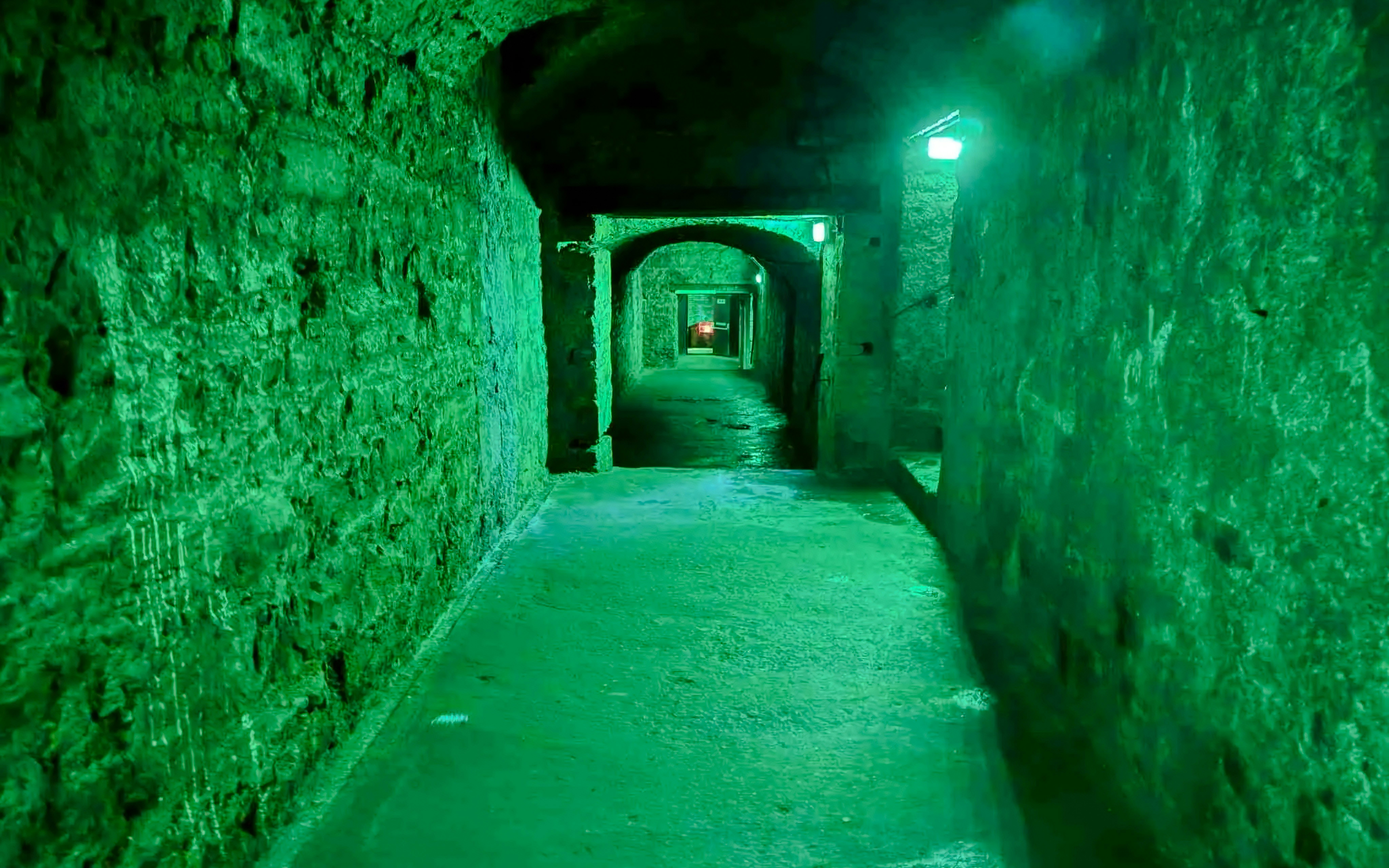 Underground passage in Niddry Street vaults, Edinburgh, with stone walls and arched ceilings.