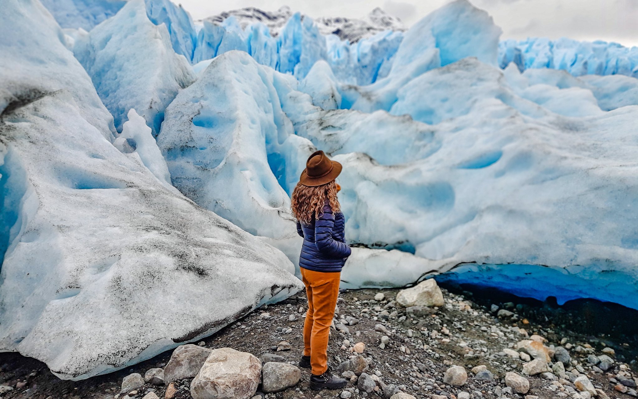 Person observing large blue glacier on Copia de Safari Azul tour.