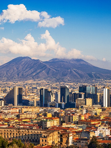 Naples cityscape with Mount Vesuvius in the background, related to Artecard Napoli.