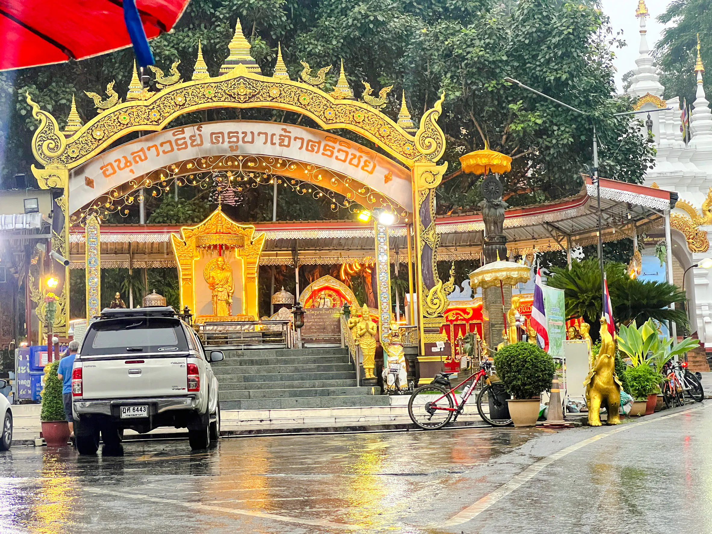Chiang Mai Sunrise Almsgiving & Local Morning Market Walk