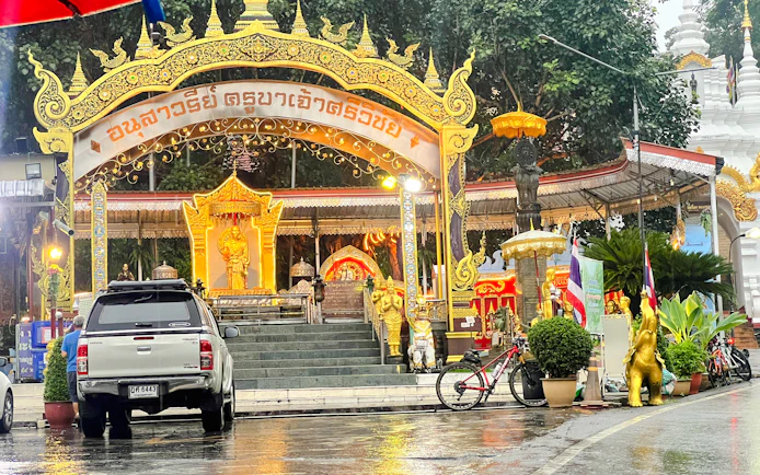 Chiang Mai Sunrise Almsgiving & Local Morning Market Walk