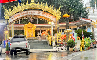 chiang mai: plimbare în grup mic la răsăritul soarelui pentru oferirea de milostenie și vizită la piață, cu vizite la wat pha lat și wat umong-4