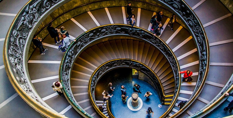 people in vatican museum - spiral stairs - Omnia Pass