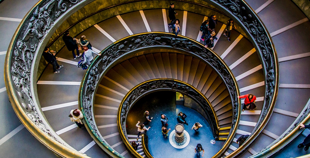 people in vatican museum - spiral stairs - Omnia Pass