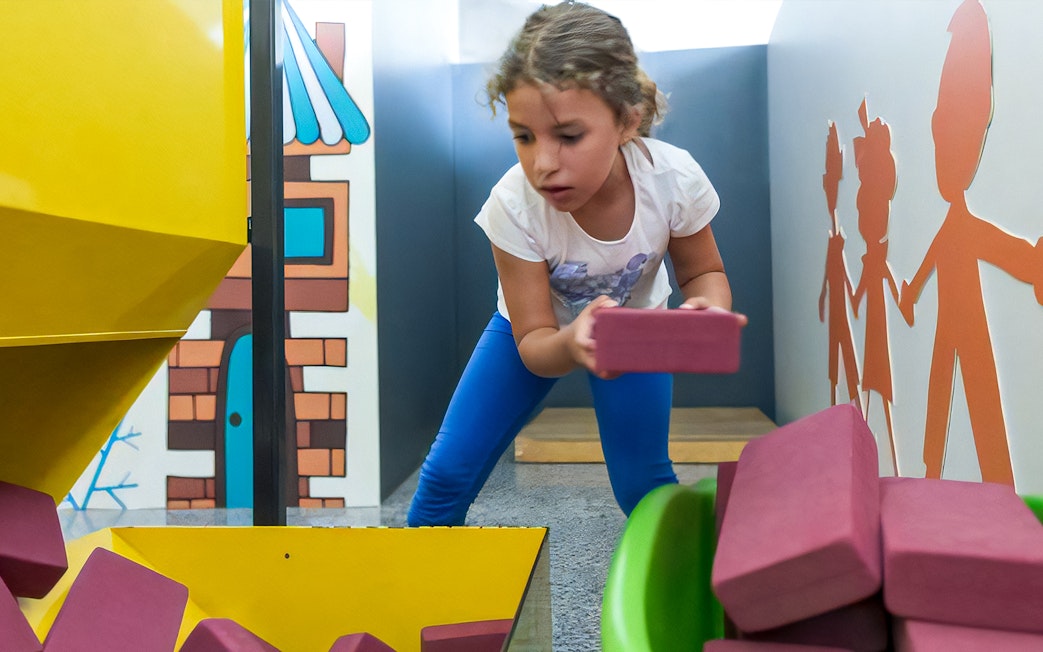 Child engaging in interactive exhibit at Príncep Felipe Science Museum.