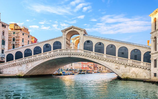 Rialto Bridge spanning the Grand Canal in Venice, Italy.