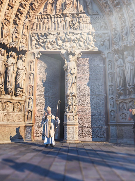 Notre-Dame facade with VR tour group experiencing historical figures.
