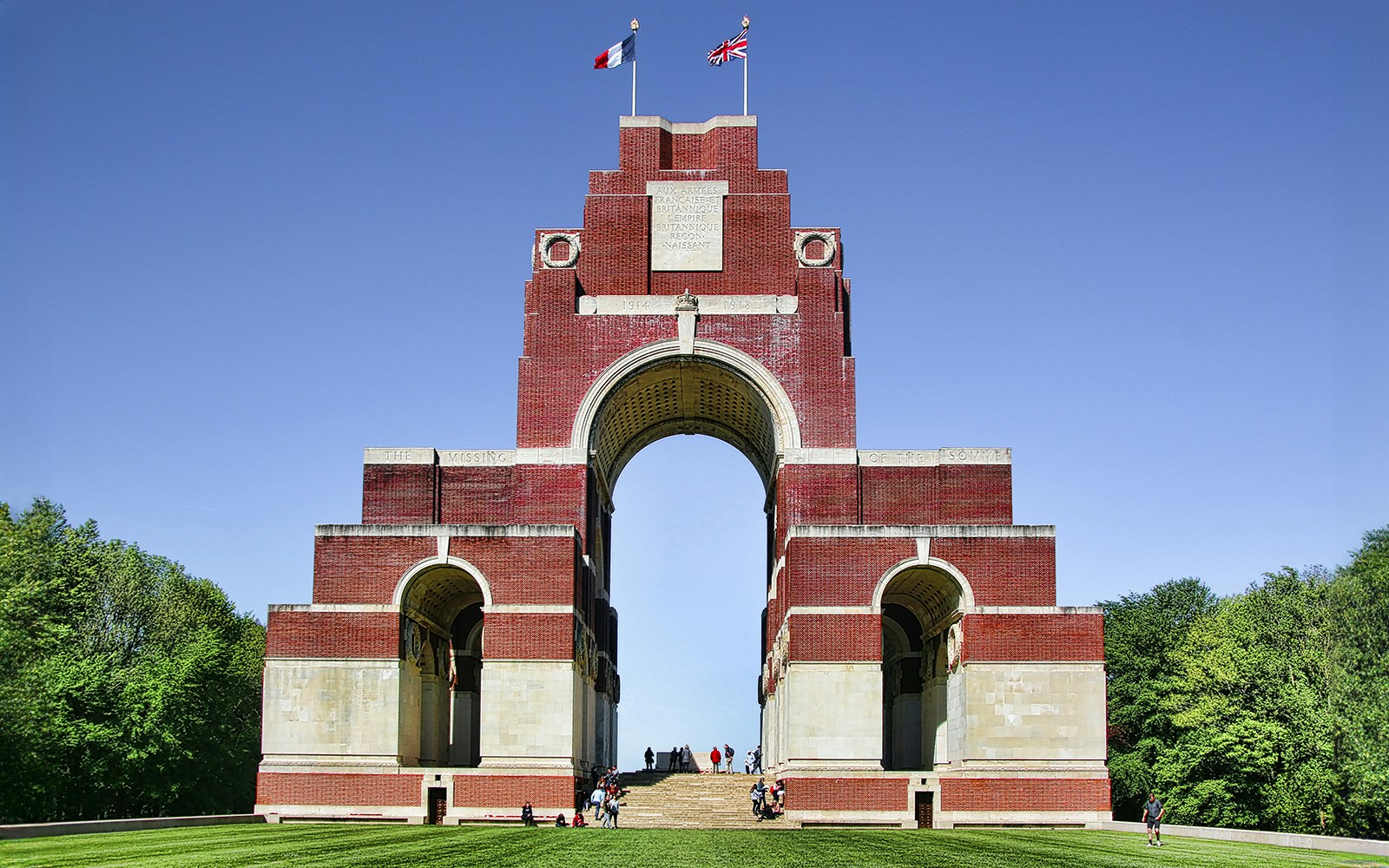 Thiepval Memorial on Somme Battlefields Day Trip from Paris.