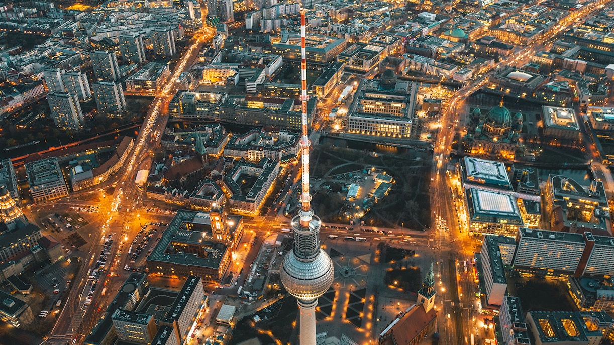 Berliner Fernsehturm und Innenstadt von oben bei Nacht