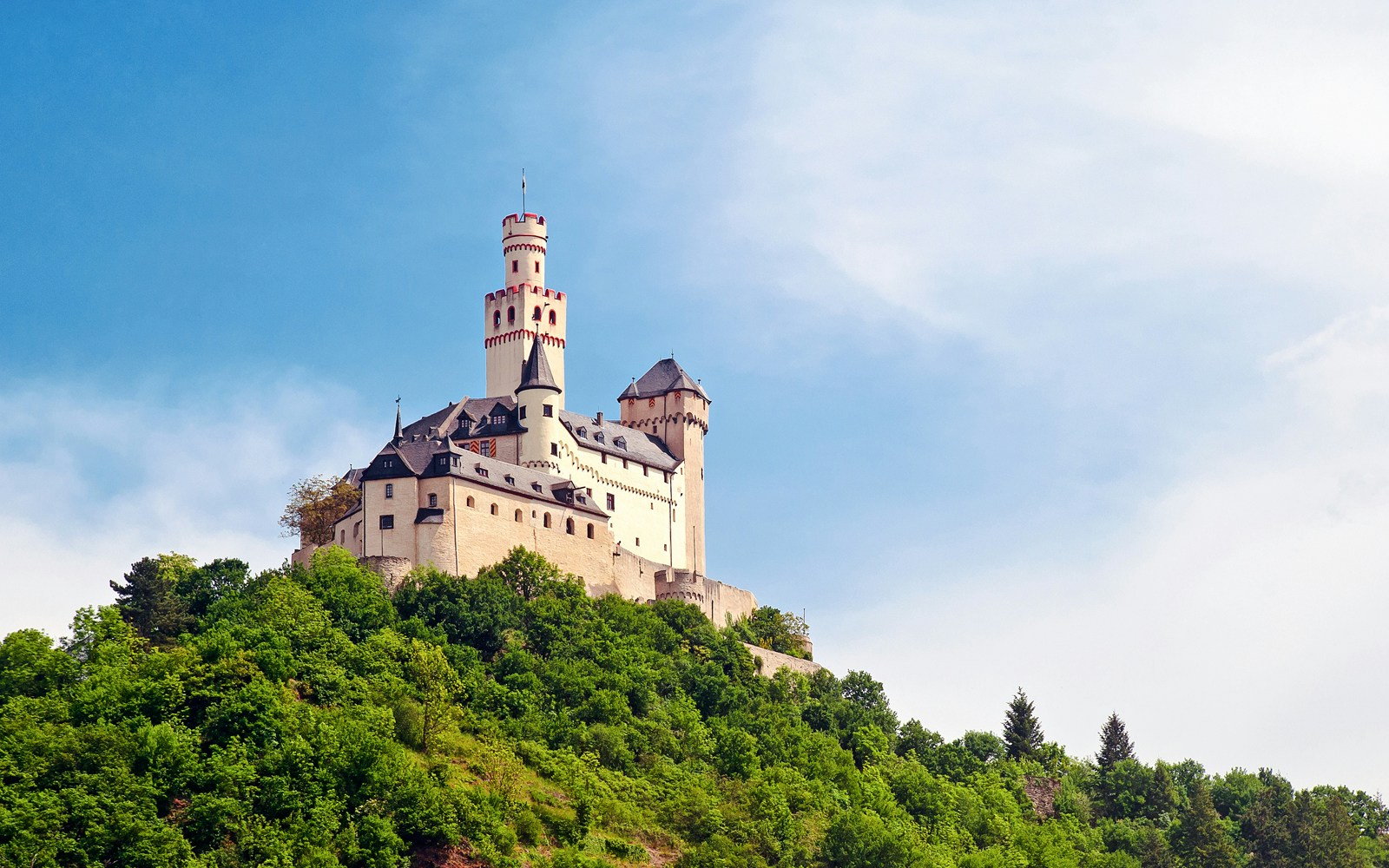 Marksburg Castle overlooking the Rhine River in Braubach, Germany, showcasing medieval architecture.