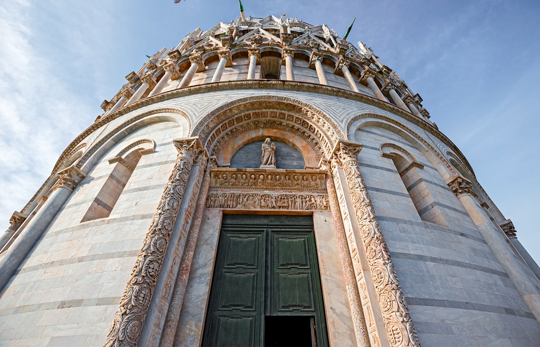Leaning Tower of Pisa with tourists in Piazza dei Miracoli, Italy.