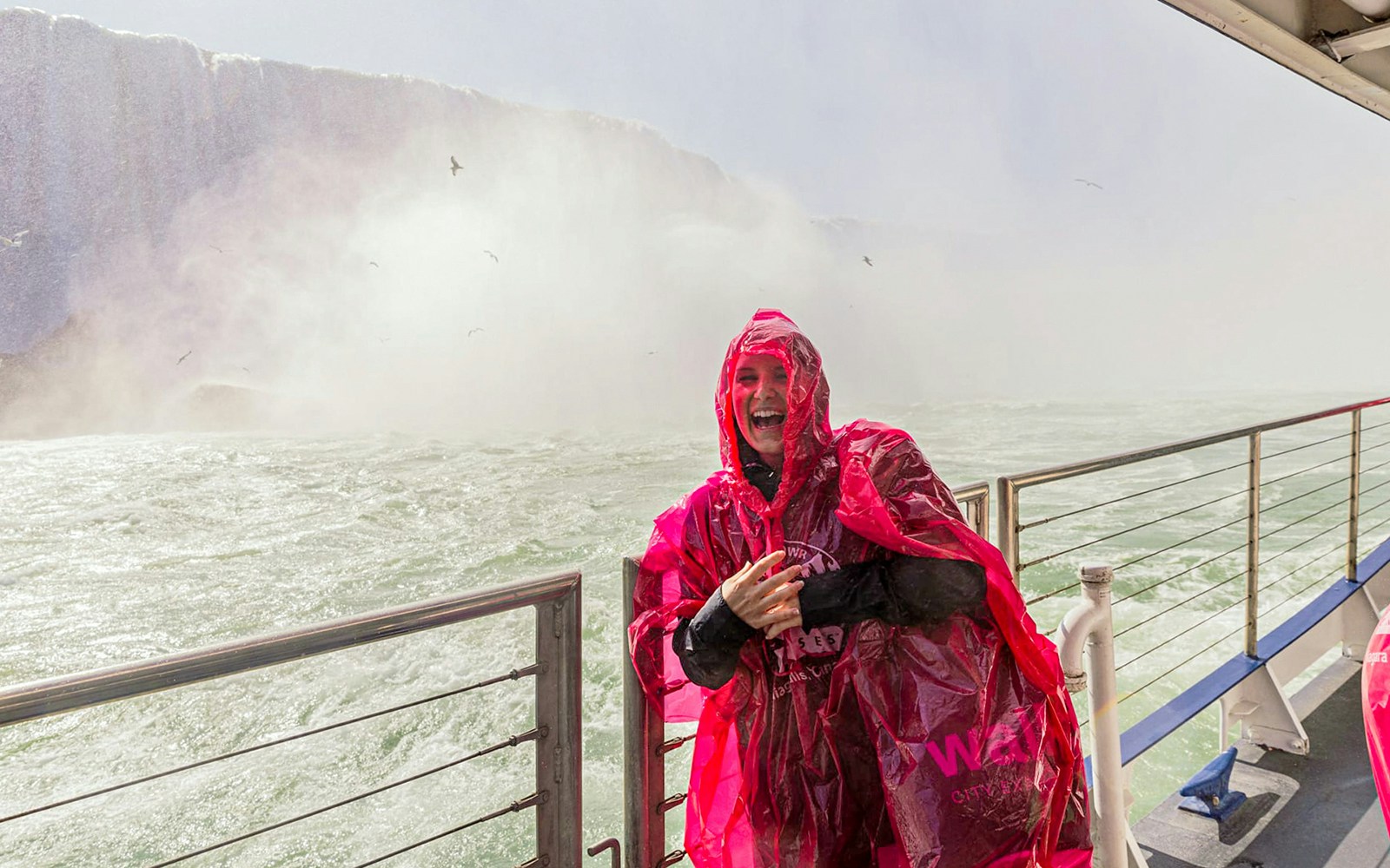 Femme sur un bateau devant les chutes du Niagara - Croisières Hornblower Niagara