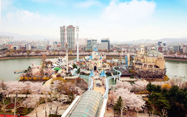 Lotte World amusement park and Seoul cityscape view from Seoul Sky Observatory.