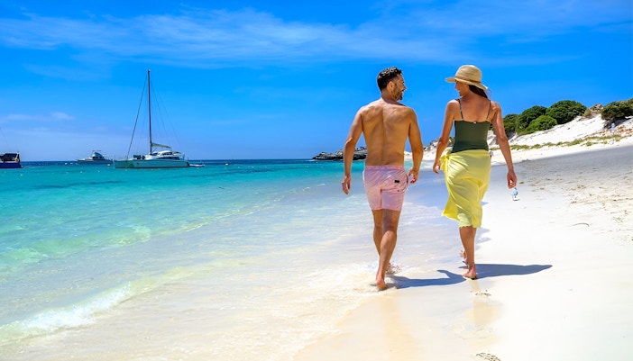 Passagiers genieten van de Rottnest Island Ferry and Adventure Boat Tour, met vertrek vanuit Perth of Fremantle, met een schilderachtig uitzicht op het eiland op de achtergrond