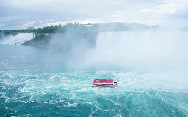 From Toronto: Niagara Falls Evening Sightseeing Tour with Round-Trip Transportation