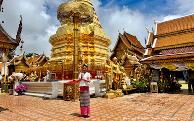 From Chiang Mai: Doi Suthep Temple and Wat Pha Lat Private Van Charter for Up to 8 Passengers