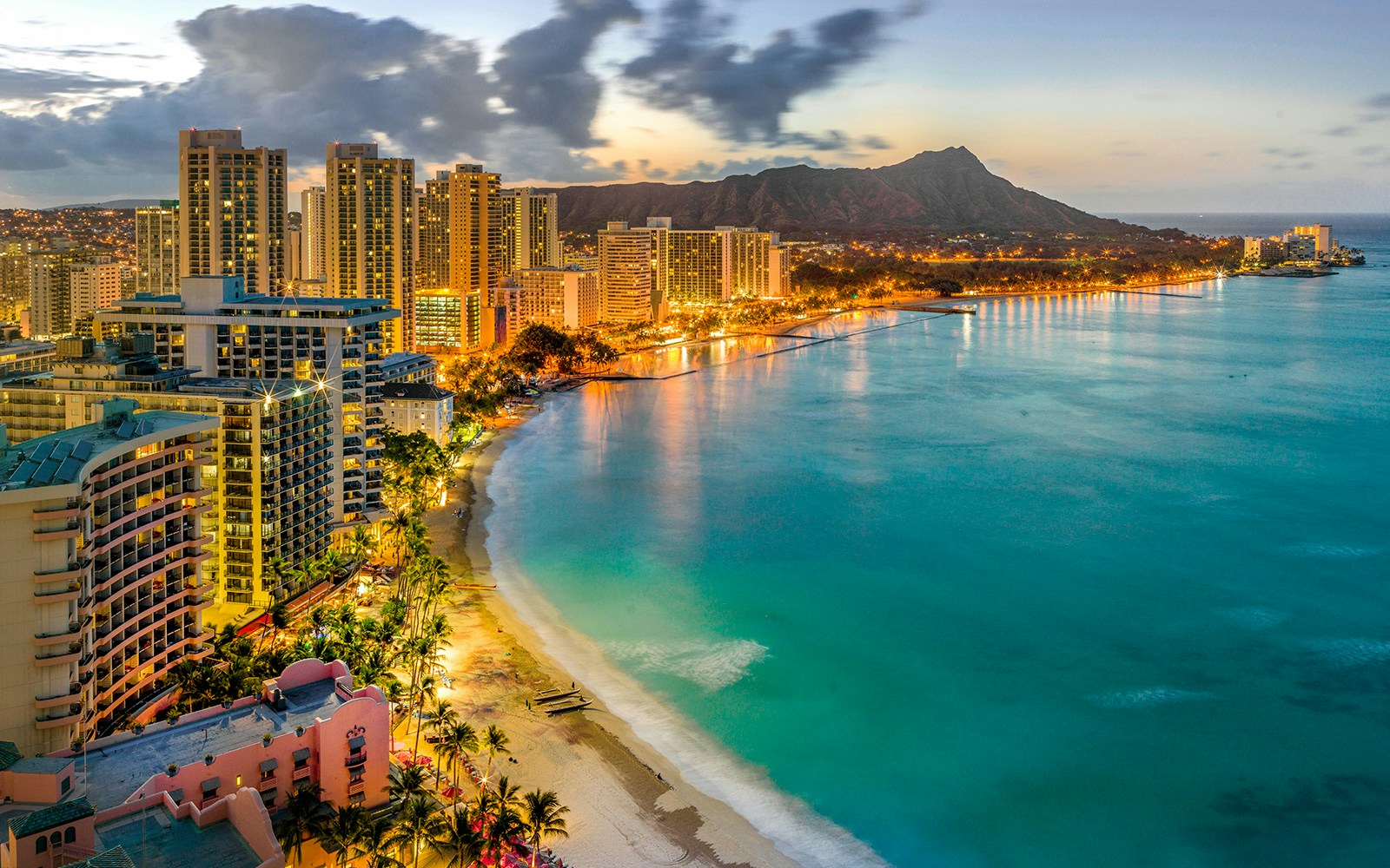 Waikiki Beach with Diamond Head Volcano in the background, Honolulu, Oahu, Hawaii.