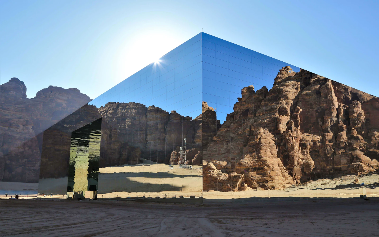 AlUla Guided Tour with Hotel Pickup: Hegra Maraya Oasis and AlUla Lookout Image 2