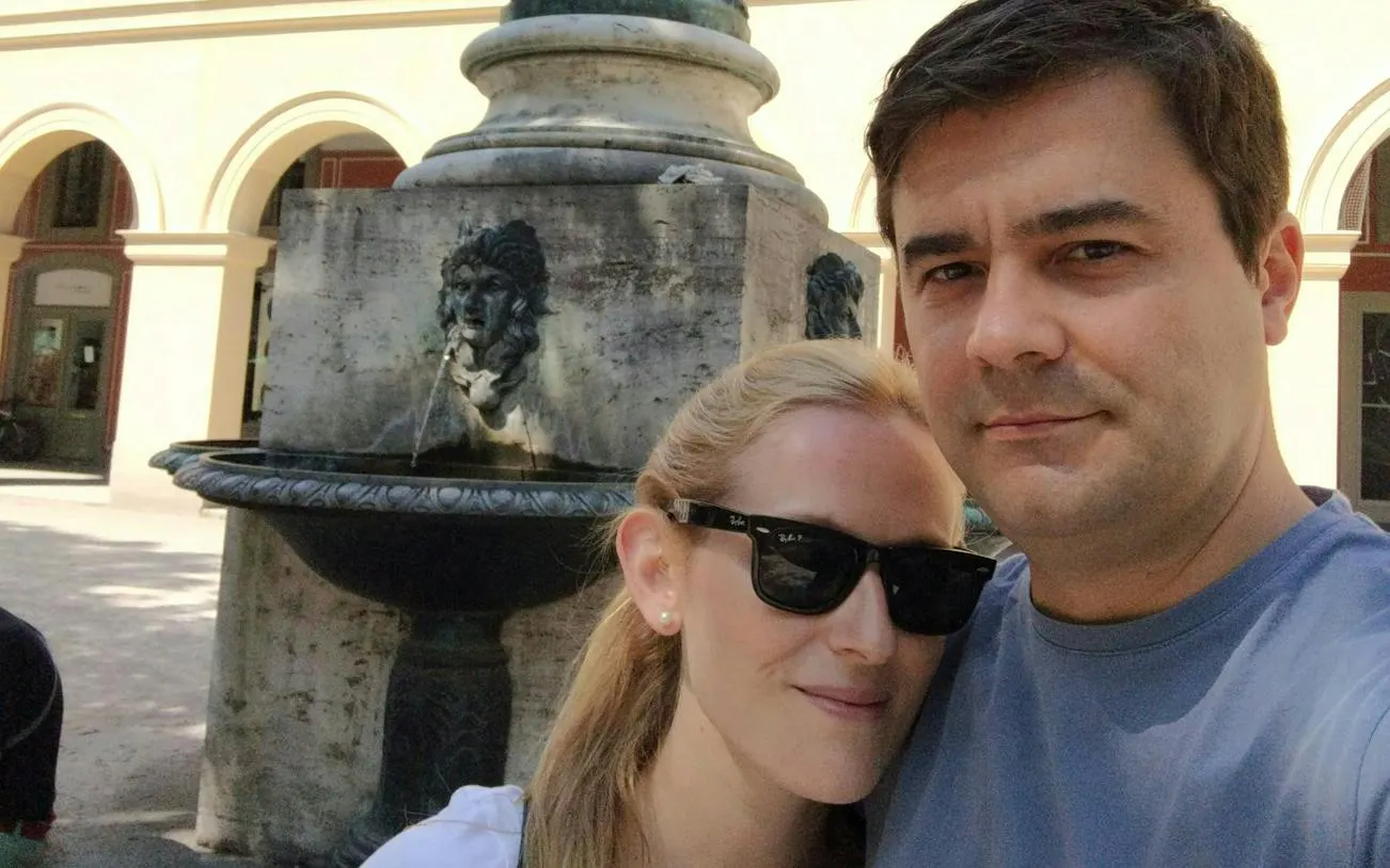 Couple in front of a historic fountain in Munich during a self-guided city exploration game.